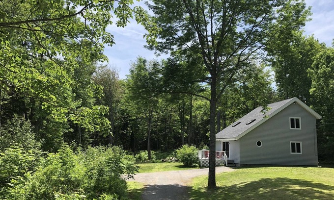 Lincolnville House | 5 min walk to ocean! Cozy home close to Camden / Belfast