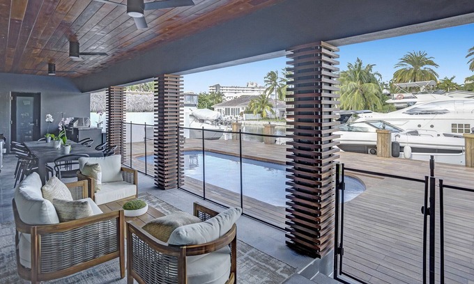 Eastern Shores House | 5 Min walk to the beach Home