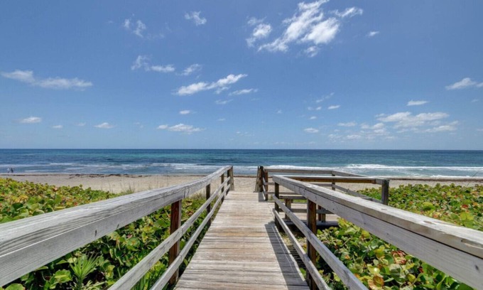 Boynton Beach Apartment | 5 Mins from the Beach! Private Pool and Hot Tub, Mini-Golf & Entertainment