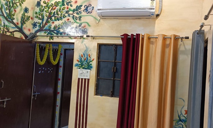 Varanasi House | 5 minutes from Ghats! Spacious Family-Sized rooms, centrally located in the city