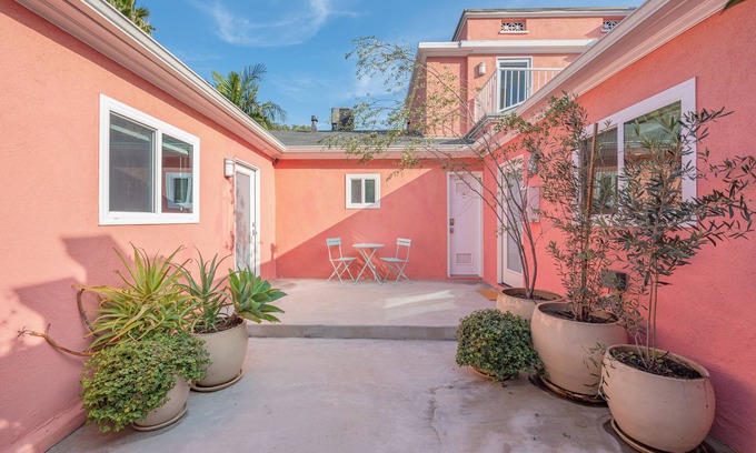 Hollywood Hotel | 5 Units in Heart of Hollywood | Remodeled Art Deco | Pink Revival by AvantStay