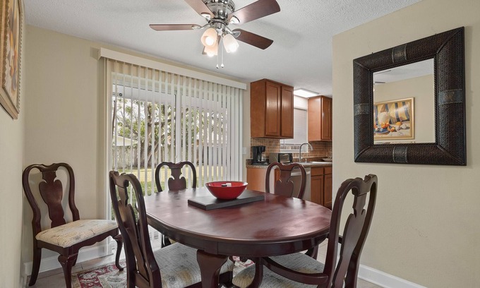 Sandalwood House | 50" Smart TV Comfortable Home in Great Location