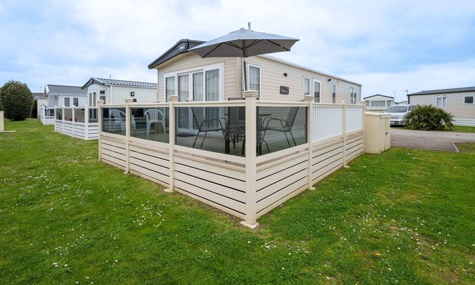 Pevensey Ski Chalet | 53 The Lawns Pevensey Bay Holiday Park Beach