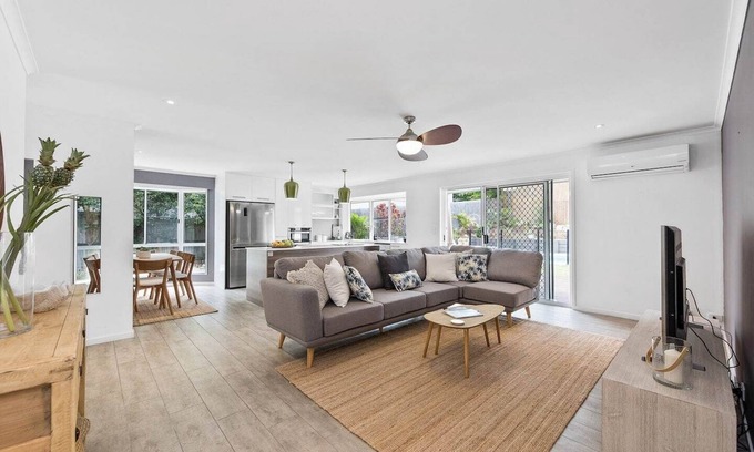 Castaways Beach Apartment | 56 Wavecrest Drive, Castaways Beach