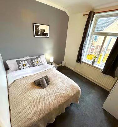 Moffat House | 5BR House w Garden Near Stadium