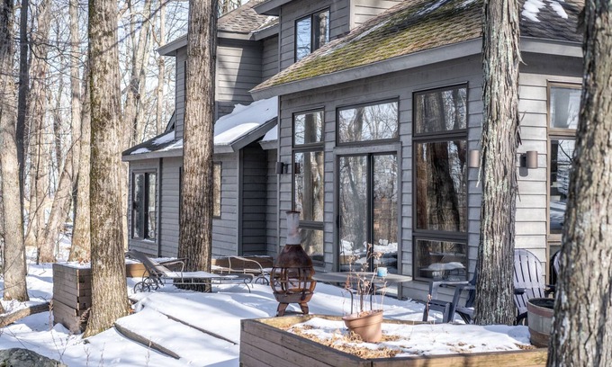 Chestnut Springs House | 5min to Ski! Bedroom w/o Steps Golden Tee Sun Room