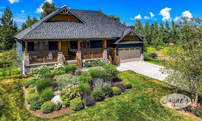 The Blue Mountains House | 6 bed 3 bath chalet near Georgian Bay! Close to skihill!