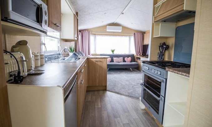Lowestoft House | 6 berth caravan with decking and WiFi at North Denes in Suffolk ref 40113ND