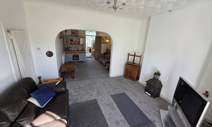 Newton Apartment | 6 Guests-Free Public Parking-5 Min to Beach