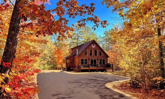 Bethel Ski Chalet | 6 min to Sunday River-Hot Tub-Fire Pit-Theater-Game Room-Sleeps 12