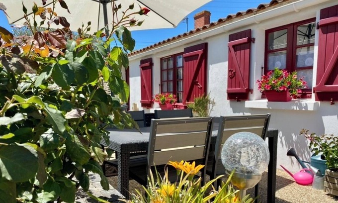 Angles House | 6 minutes from the beach, for this charming farmhouse of 50m2 with enclosed garden