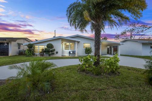 Hollywood House | 7-Person Luxury Spa, Fenced Paradise, Beach Vibes