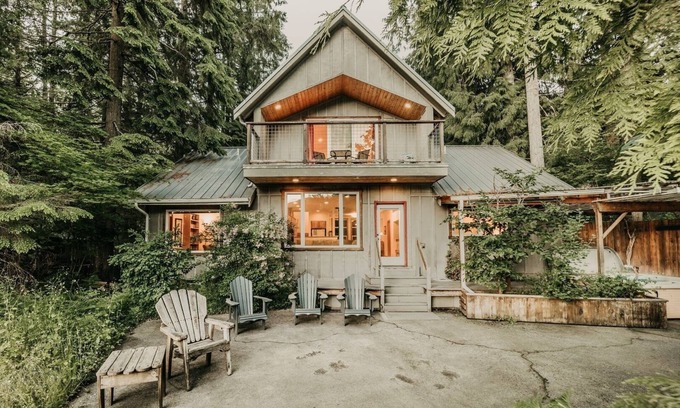 Glacier Cabin | 70MBR- Hot Tub - BBQ - Wi-Fi - Pets Ok - Sleeps 8 by RedAwning