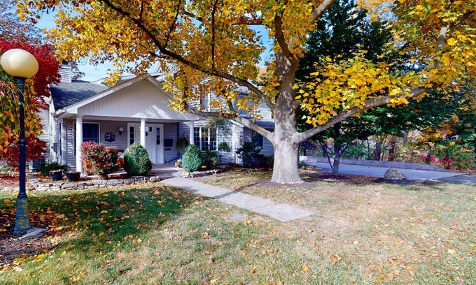 Lakeside Cottage | 720 Jamine Ave. Spacious Cottage in Quiet Area Near the Pool and Pickleball!