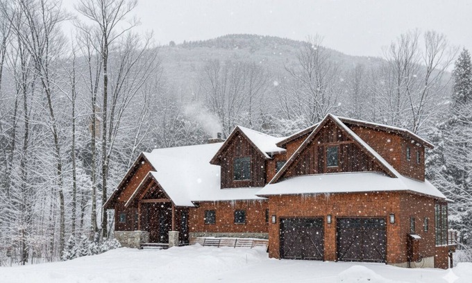 Lincoln Ski Chalet | ⛷ 7BR Ski-In Hideaway | 🛁 Hot Tub | 🔥 Fire Pit | 🍖 BBQ | 🌅 Sunroom | Sleeps 19