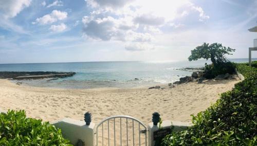 Seven Mile Beach Apartment | 7Mile Beachfront Apartment