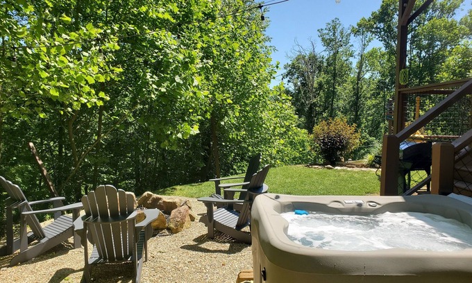 Whittier Cabin | 8 mi to Casino 11 mi to Polar Express, Hot tub, robes and Views, dogs ok