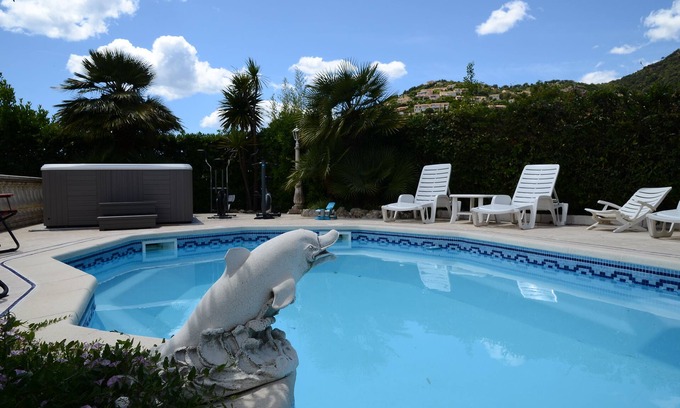 Cavalaire-sur-Mer Apartment | A 2 mn du Centre, de la Plage de Cavalaire . Rez de Villa Avec Piscine-spa
