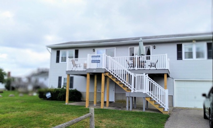 Eastward Look House | A/C 6Bd 2ba sleeps 12 walking distance Scarborough Beach Bonus rec-room w/bar