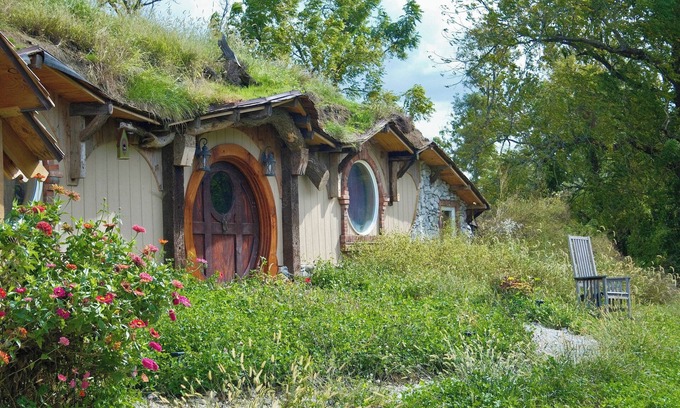 Nauvoo Cottage | A four bedroom hobbit hole style home five minutes from historic Nauvoo Illinois