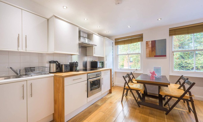 Holborn and Covent Garden Apartment | A Midtown Minute - Holborn - by Frankie Says