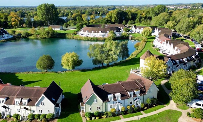 South Cerney Cottage | A new england lakeside lodge that sleeps 6 guests in 3 bedrooms