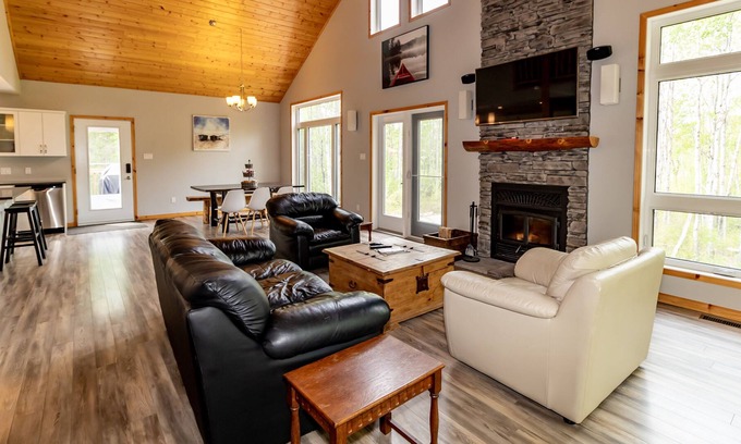Wasagaming House | A Peaceful, Luxury Clear Lake Getaway