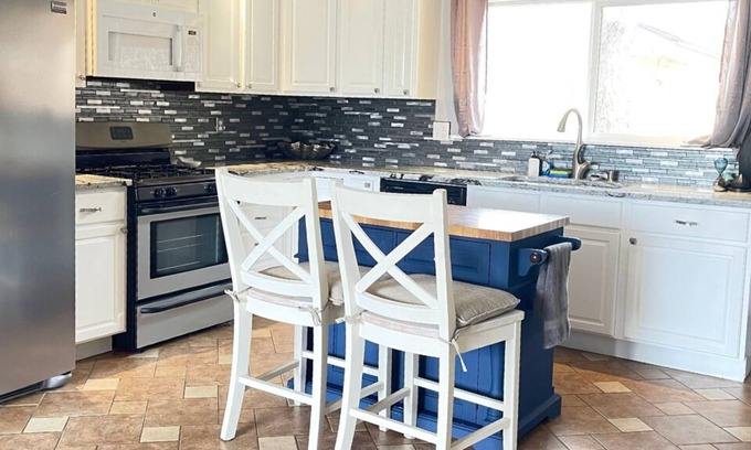Pueblo Apartment | A Sparkling One-bed APT w/Fast Wi-Fi, TV & Queen Bed, in Nice Neighborhood!