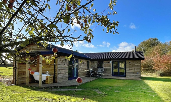 Attleborough Cottage | A tranquil lakeside setting.