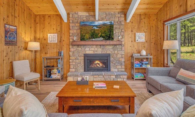Overlook Park House | AC,PF, great location, kids friendly, recently renovated, outdoor seating.