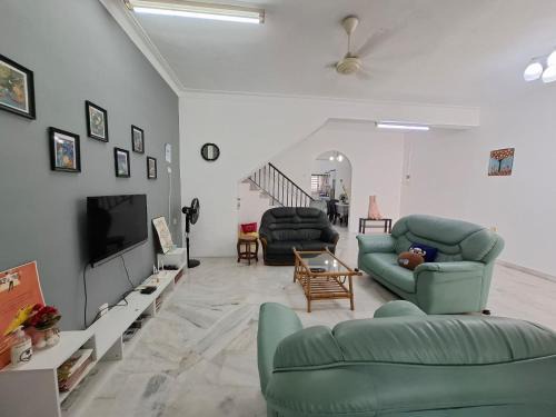 Taman Rapat Damai House | ACACIA GUESTHOUSE by Zamanja