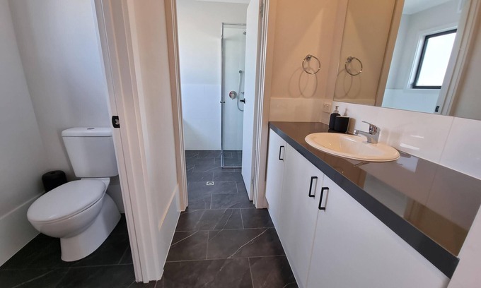 Warrenben House | Acacia Views - A large and amazing holiday home