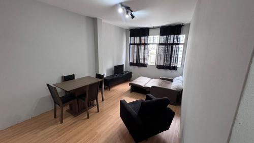 Gonzaga Apartment | Aconchegante Apto a uma quadra da praia no Gonzaga