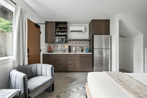 Kerns Apartment | Adelynn Studio Walkable Kerns Spanish Charm