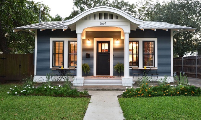 New Braunfels House | Adorable 1925 Home Walk to Downtown Modern Comforts Sleeps 6