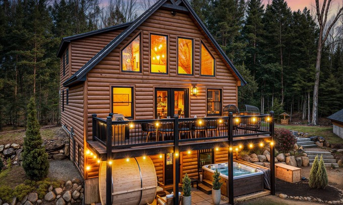 Sunday River Area Cabin | Adventure&Wellness ~Hot Tub ~Sauna ~Theater ~Boot Room ~15min to Sunday River