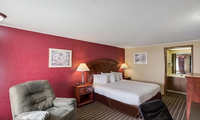 Summit Hotel | Affordability Meets Comfort in the Knights Inn Ashland! Pool, Pet-Friendly!