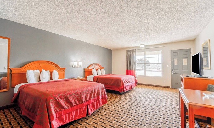 Vernon Hotel | Affordable Retreat Near Orbison Park – Pet-Friendly and Easy Parking
