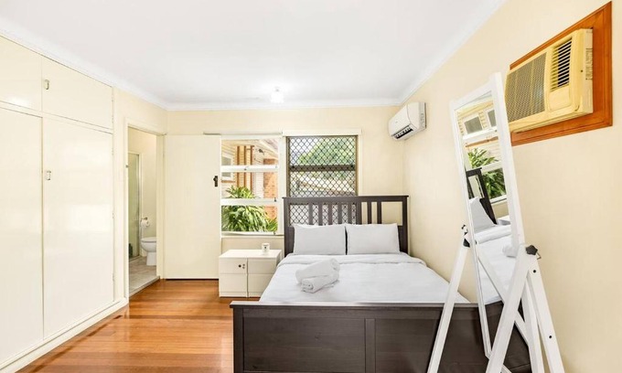 St. Lucia House | Affordable Studio Steps from UQ Shops and Transit