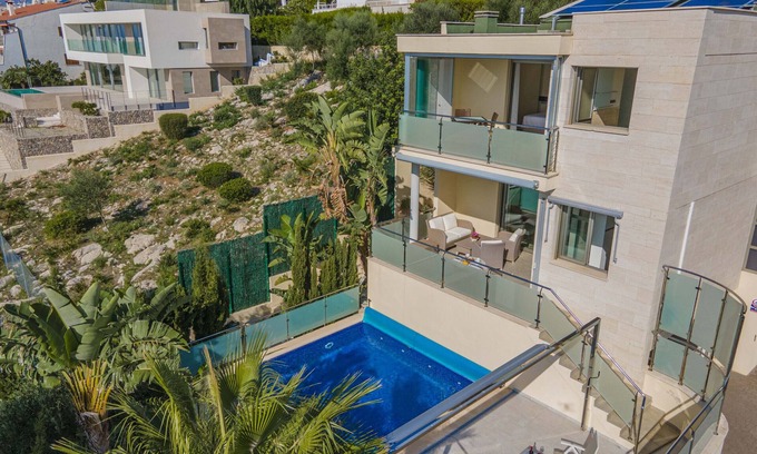 Alcanada Ski Chalet | Alcanada 1 for 8 with swimming pool 70m from the sea