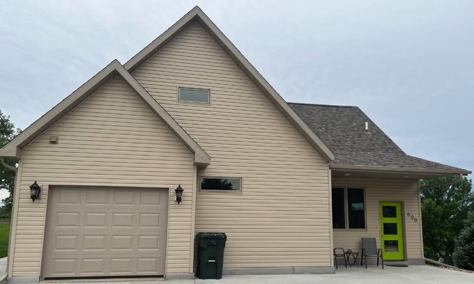 Dakota City House | Alien Point nRiverfront home for a relaxing getaway