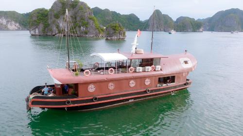 Cat Hai Boat Rental | ALL including - Stay On The Bay - Meals, Activities with Cat Ba Gem Cruise