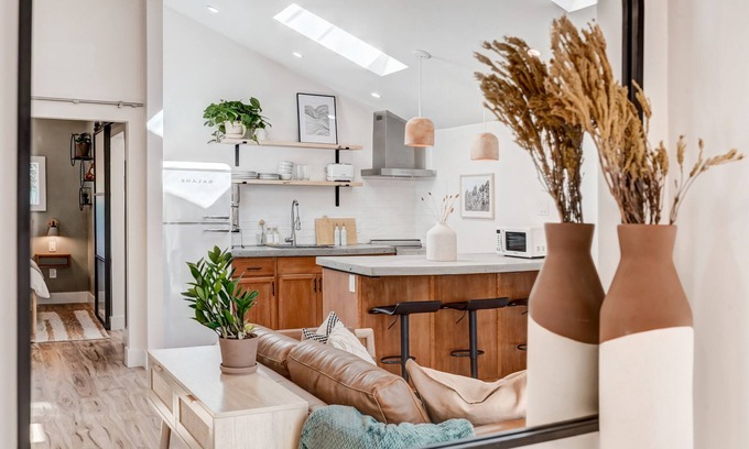 Broadmoor Cottage | All-New Earthy Chic Casita in Prime Location