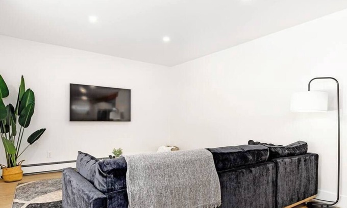 Southwest Edmonton House | Allendale. Sleeps 6. 1 King 2x DBL. 1GB. 5 MIN UOFA.