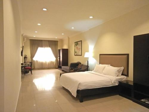 Chamkar Mon Hotel | Almond Hotel Sothearos