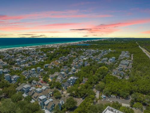 WaterSound Beach House | Almost Heaven in Watersound Proper INCLUDES Carriage House! Bedding for 12