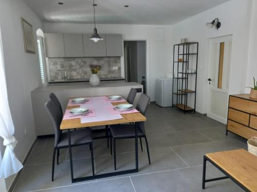 Stari Grad Apartment | Aloha Guest House