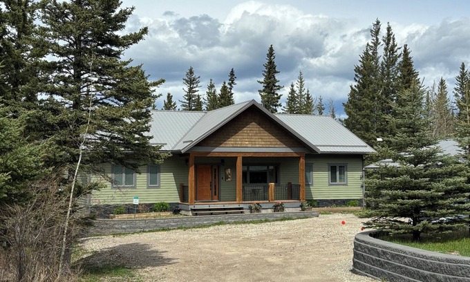 Jasper East House | Alpine Adventure at Jasper East Gates