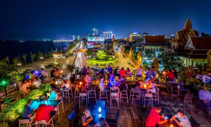 Daun Penh Hotel | Amanjaya Pancam Suites Hotel