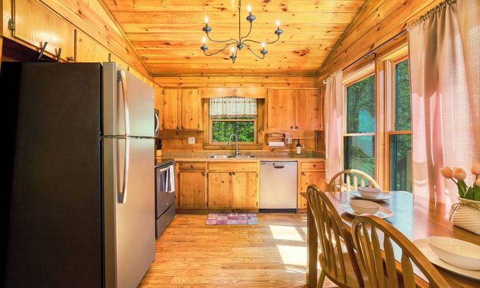 Cherry Log Cabin | Amazing Fun Location, Hot Tub, BBQ, Near Wineries, by Stream, Fiber Internet